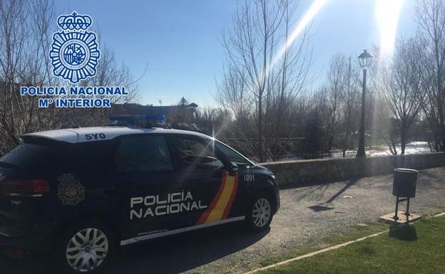 Agentes de la Policía Nacional en Granada impiden que una mujer se precipite al vacío en el Sacromonte