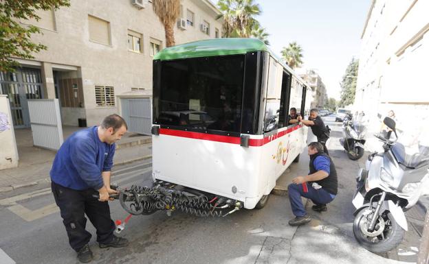 Apartan a un lateral el tren turístico averiado para poder reabrir el tráfico en la calle Rector López Argüeta