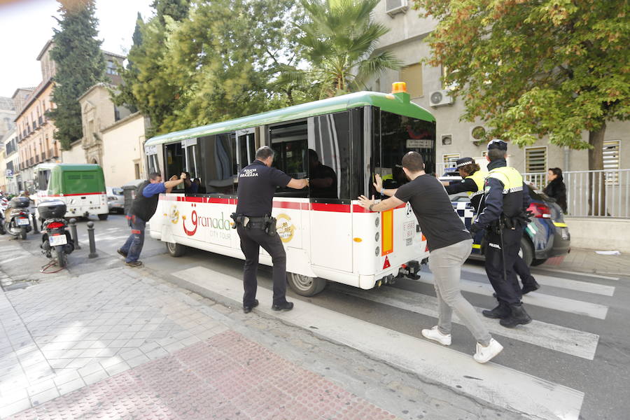 Una nueva avería del tren turístico provoca el corte de una calle en el centro de Granada