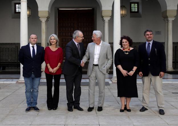 Richard Gere rueda en el Parlamento andaluz