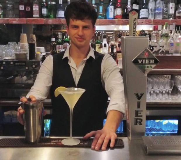 El barman que ha servido a monarquías en Inglaterra: «Los andaluces estamos matando mitos de vagancia; quiero volver a Granada a emprender»