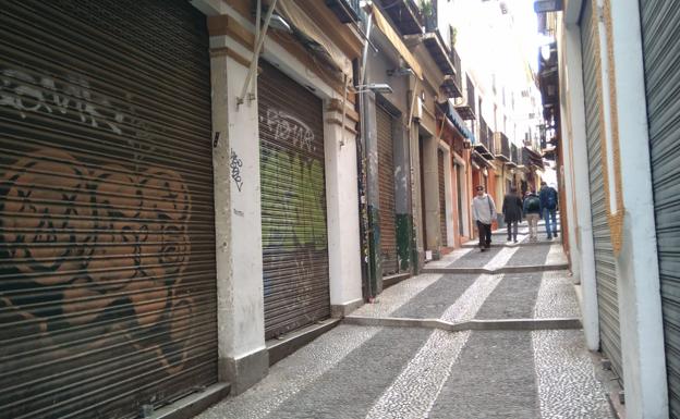 Huelga de 'tiendas cerradas' en las calles Calderería y Alcaicería de Granada como protesta contra el Ayuntamiento