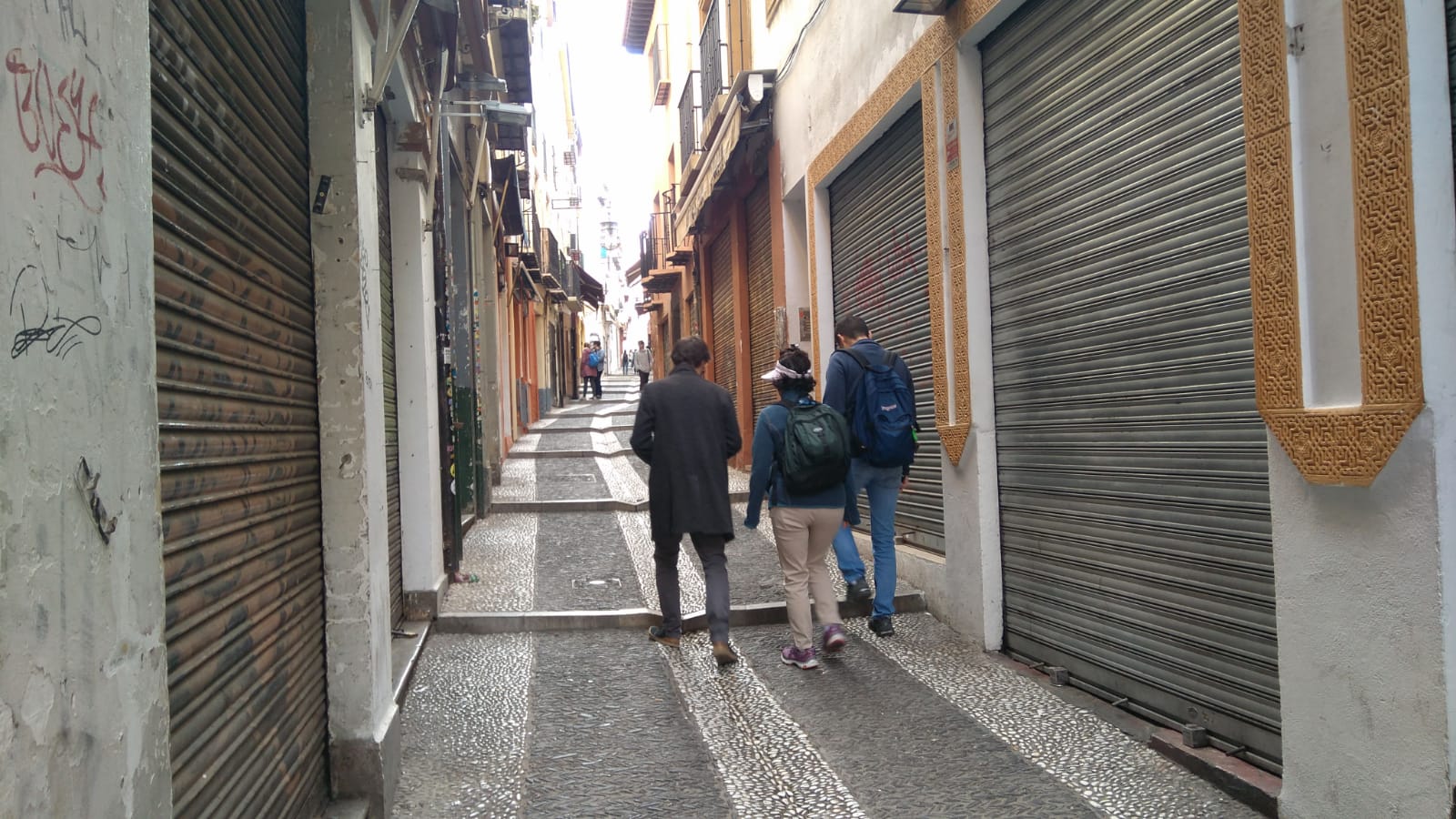 Protesta en Granada con tiendas cerradas en las calles Calderería, Elvira y Alcaicería