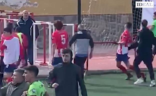 Batalla campal entre los jugadores del Atlético La Zubia y el Dúrcal al término del partido