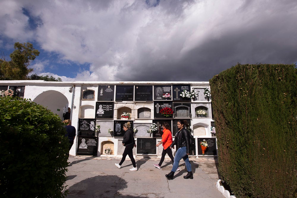 Motril prepara su cementerio para el Día de Todos los Santos