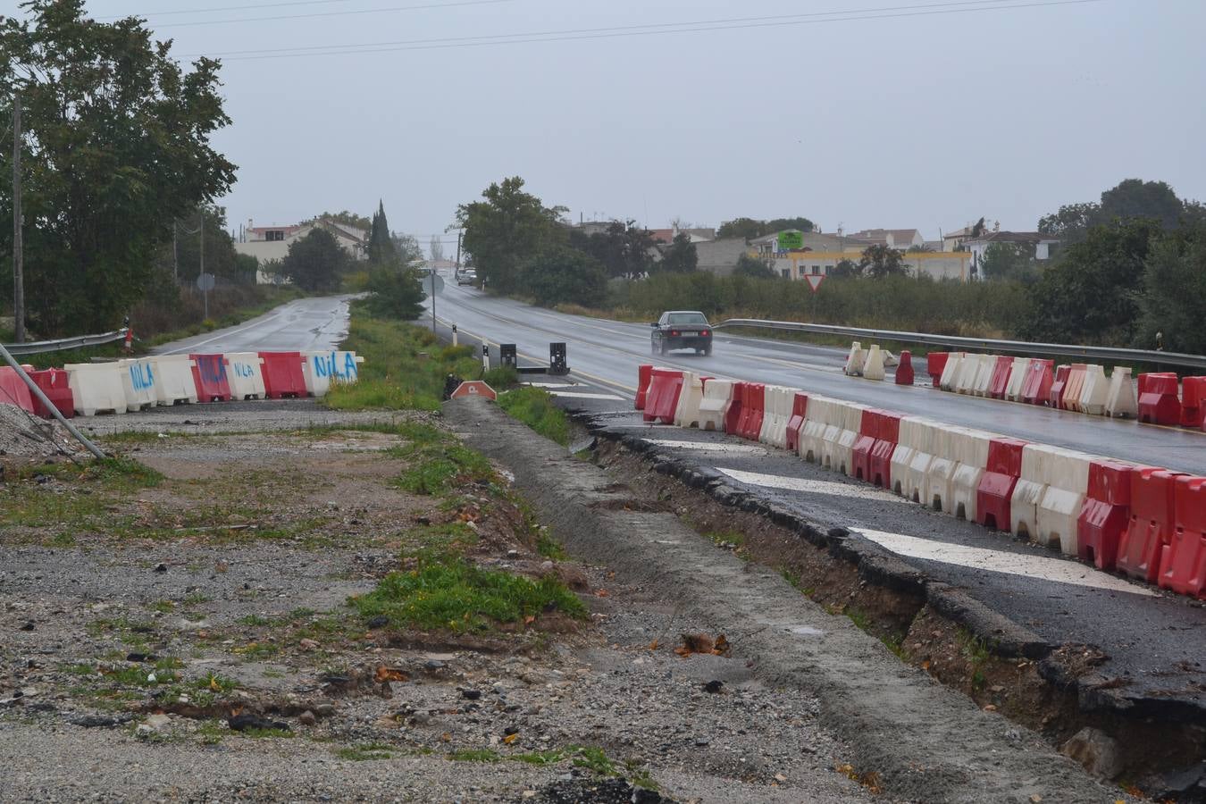 Unos cables paralizan tres meses las obras de una rotonda en Dúrcal