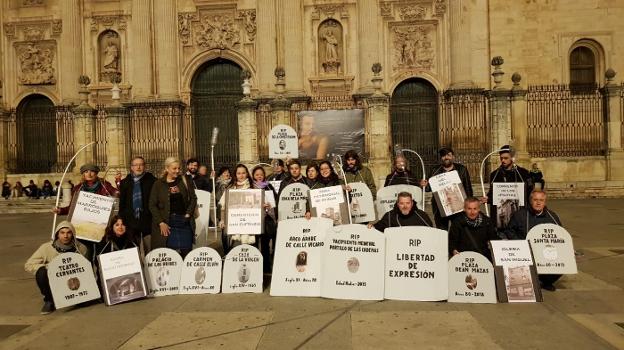 El cementerio de monumentos olvidados, ante la Catedral pese a la prohibición