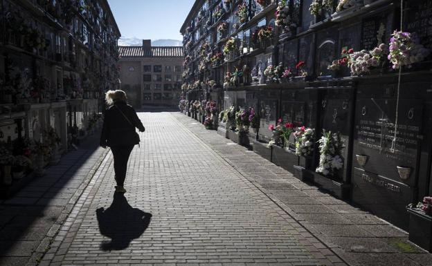 El cementerio de Granada se llena de color en el Día de Todos los Santos