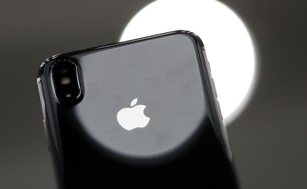 Apple vende menos iPhone, pero gana más