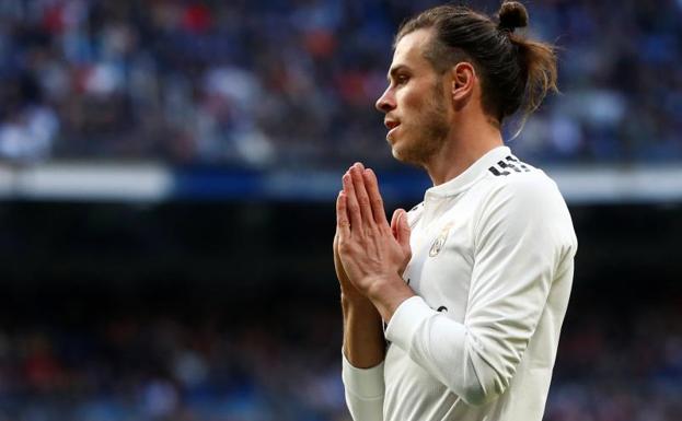 Bale se deja los galones en el césped