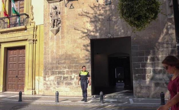 Detenida por probar en la fachada de la Casa de los Tiros si funcionaba su bote de pintura