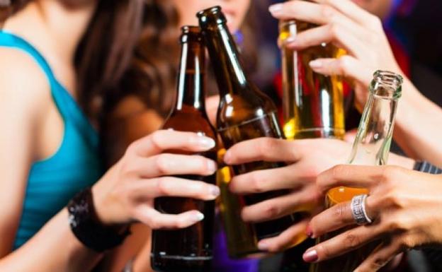 Pillan una madre bebiendo alcohol con su hija de 14 años en un bar