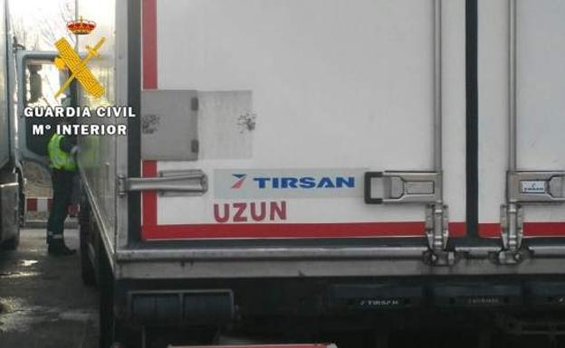 Cazan a un camionero que llevaba 31 horas al volante sin descansar