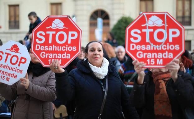 Los granadinos protestan en Plaza Nueva por la decisión del Tribunal Supremo sobre las hipotecas