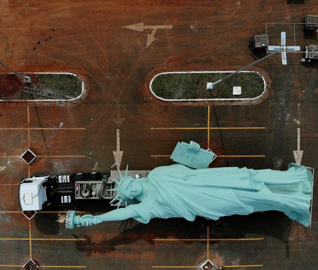 La otra Estatua de la Libertad, tirada en un parking