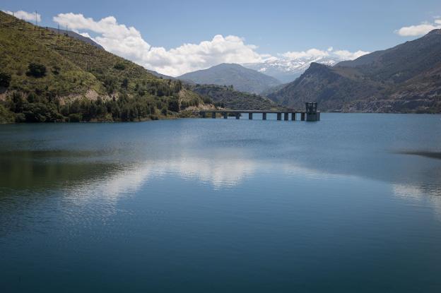 Los embalses de Granada acumulan el doble de agua que el año pasado