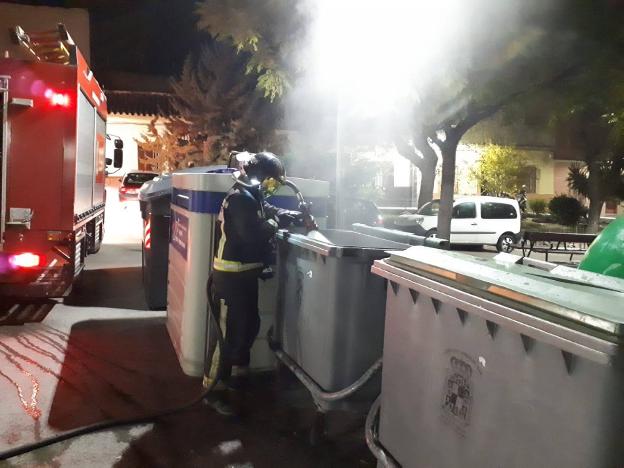 Arden contenedores en Santa Isabel, casco antiguo y puentes