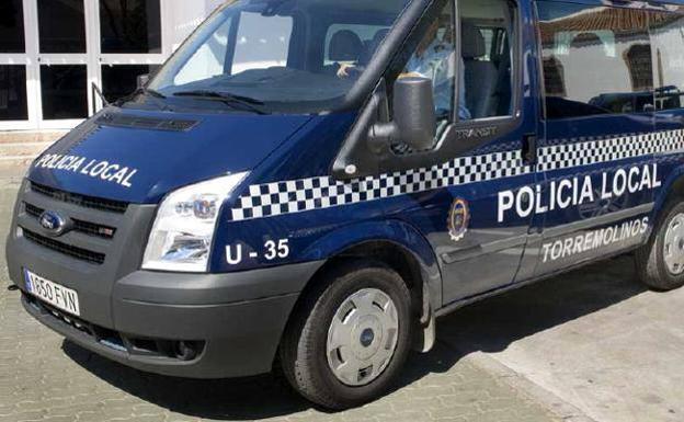 Cinco policías heridos al reducir a dos hombres que les atacaron con catanas