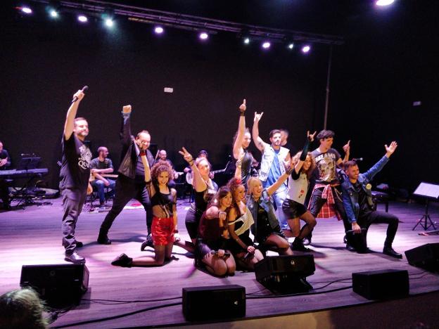 El tributo a 'Queen' cierra la I Muestra de Teatro en Baños de la Encina