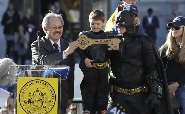 El pequeño con leucemia que fue Batman por un día está libre de cáncer