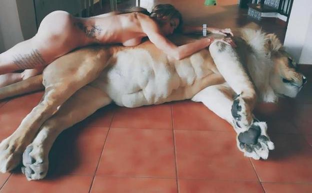 Polémica por la familia española que tiene un león en casa