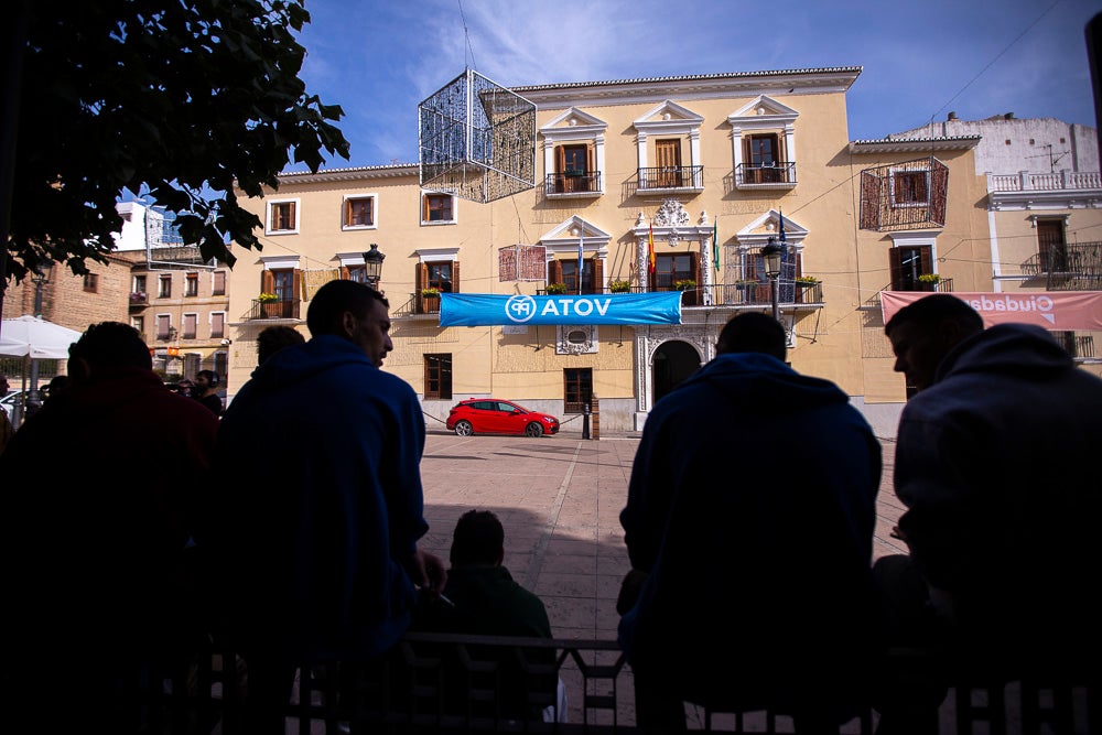 Inmigrantes marroquíes se concentran en la plaza del Ayuntamiento de Motril para pedir alojamiento