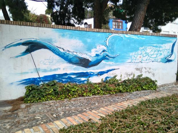 Amplían la pintura de la Sirena en Escoriaza, mientras la Policía Local aún busca a su autor