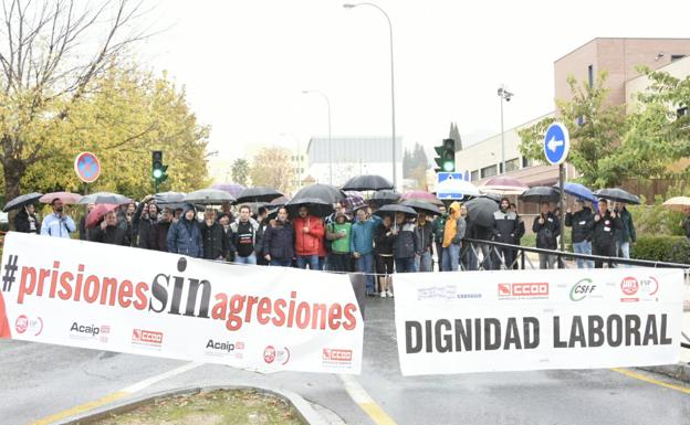 Funcionarios de prisiones en huelga cortan el tráfico en el distrito Beiro de Granada