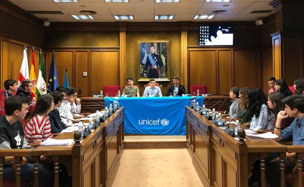Un pleno infantil celebra el Día Universal del Niño en Almería
