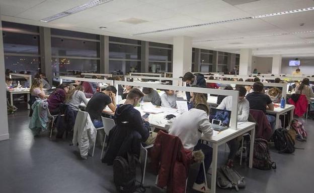 Más de 3.500 estudiantes piden ayuda a la UGR para poder continuar ... Más de 3.500 estudiantes piden ayuda a la UGR para poder continuar ...