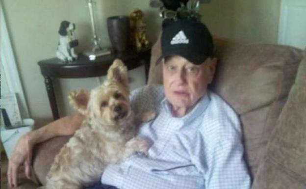 Sube a su padre con alzhéimer a un avión para abandonarlo