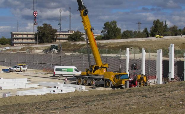 Corte en la carretera de Torrequebradilla para instalar un centro de transformación eléctrica para el Jaén Plaza