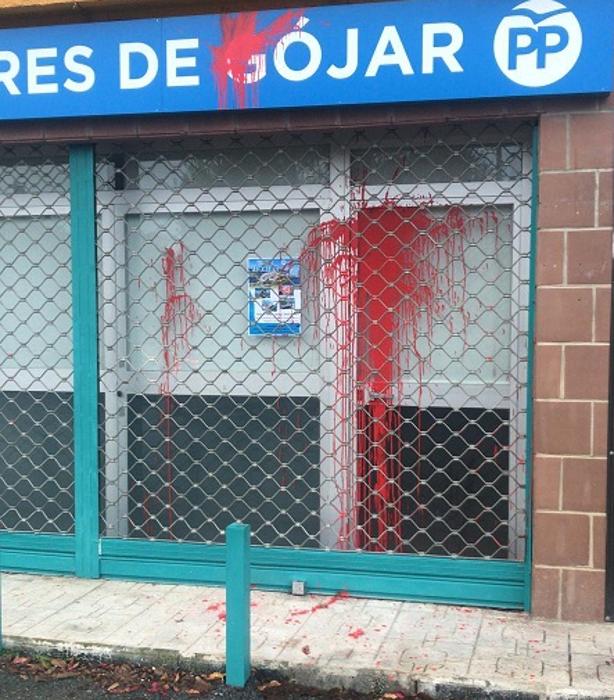 La sede del PP de Gójar amanece manchada con pintura y huevos