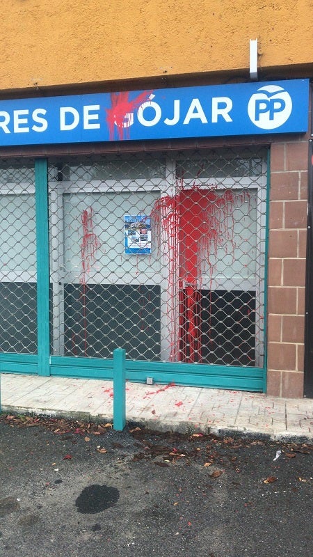 Así ha amanecido la fachada de la sede del PP de Gójar