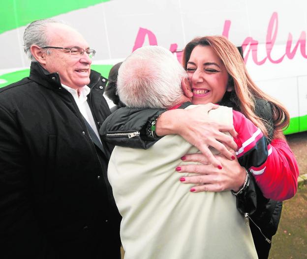 Susana Díaz insta al puerta a puerta para frenar la «coalición de perdedores» de PP y Cs