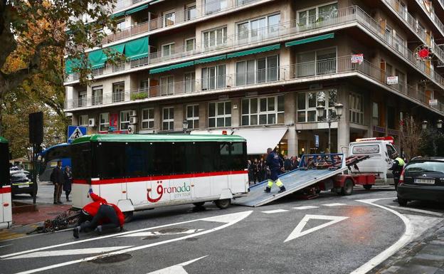 Un nuevo fallo del tren turístico de Granada fuerza el cierre de la calle Ángel Ganivet