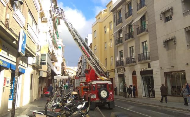 Los bomberos de Granada rescatan a un hombre que se desmayó de madrugada en su domicilio de la calle San Antón