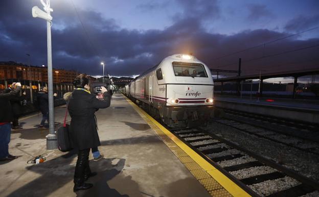 En marcha el primer Talgo que vuelve a conectar Granada con Madrid
