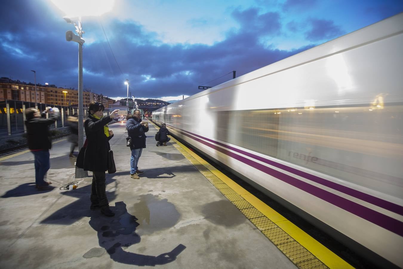 Sale el primer Talgo que vuelve a conectar Granada y Madrid por tren