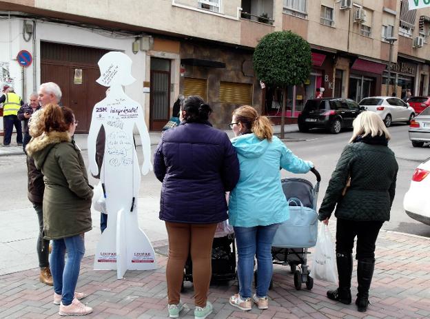 Torredelcampo amanece lleno de siluetas de mujer contra la violencia machista