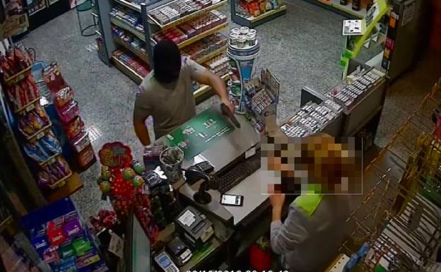 Dos detenidos por atracar cuatro gasolineras de Granada armados con una pistola y un cuchillo