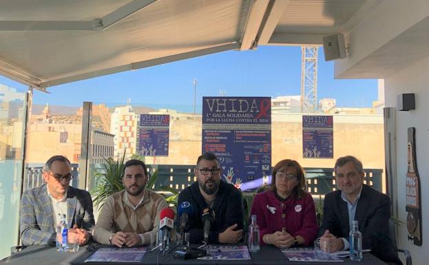 Colega busca fondos para comprar antirretrovirales para Venezuela con una gran gala en la EMMA