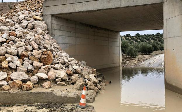 Alertan del riesgo de derrumbe de la A-323 en Píñar