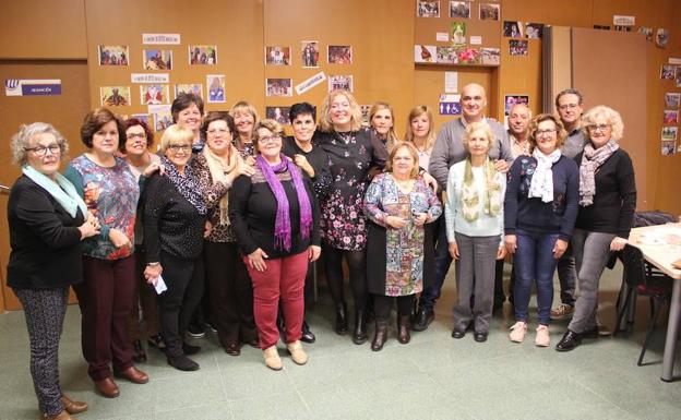 Los talleres de barrio fomentan la creatividad y el ocio de más de 200 mayores motrileños