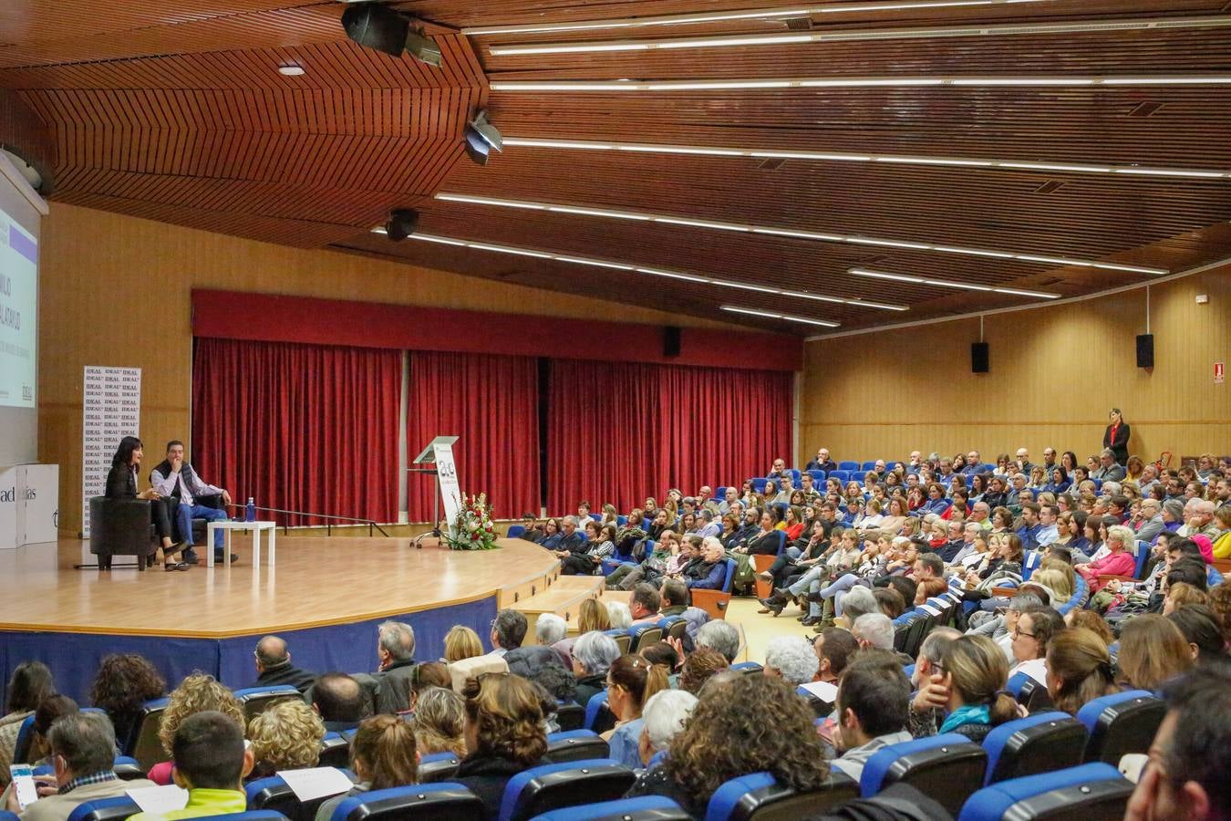 Irene Villa y Emilio Calatayud en la Escuela de Padres de IDEAL