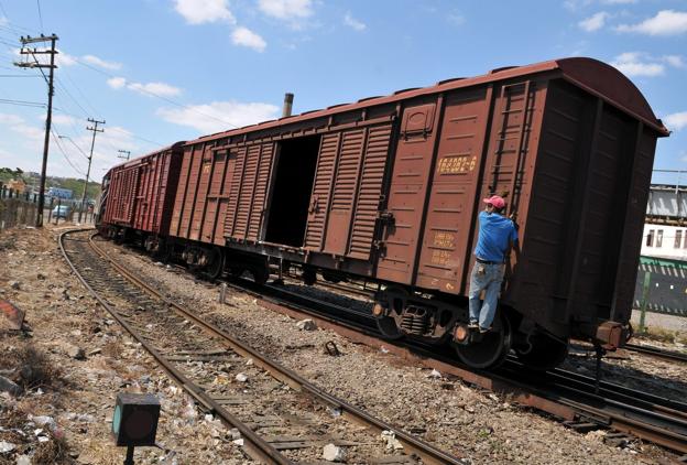 Las 'bandas ninjas' que roban trenes cubanos para el mercado negro