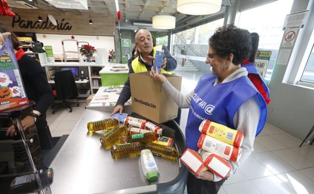 La Gran Recogida ya está en marcha en Granada: Entre 300 y 500 kilos de alimentos por supermercado en el primer turno