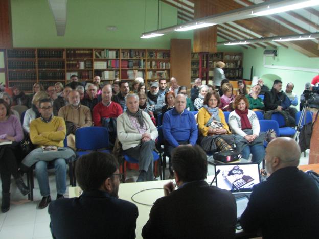 Sánchez Tostado presentó en Castillo de Locubín su libro 'Morir por un ideal'