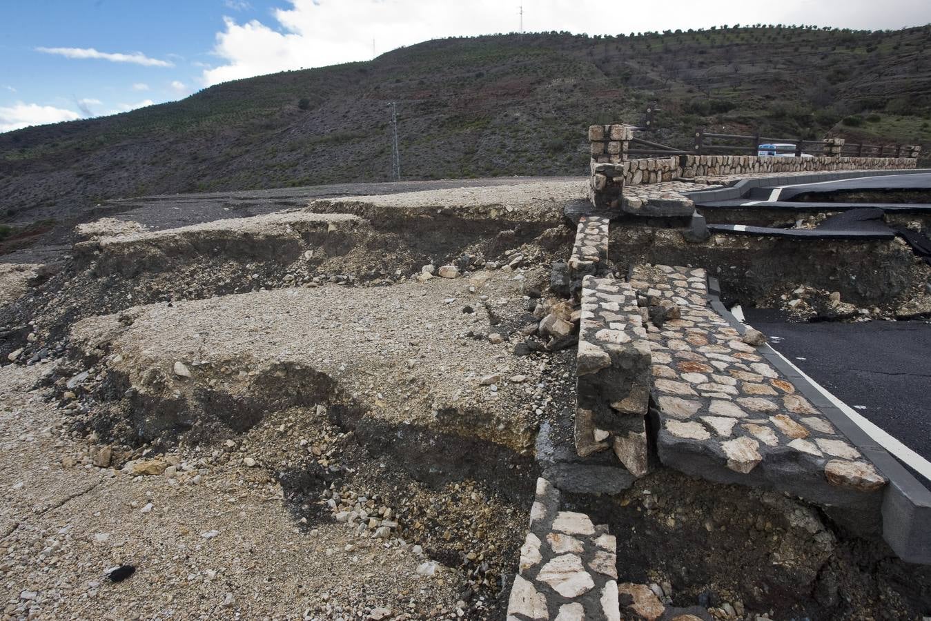 El mirador de la N-323, con las primeras grietas