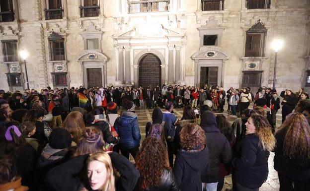 Doscientas personas se concentran en Plaza Nueva para protestar por la sentencia de La Manada